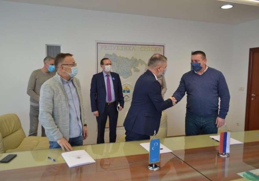 UNAPRIJEĐENA PRAVA RADNIKA Ministar Šeranić potpisao sa sindikalcima  Posebni kolektivni ugovor