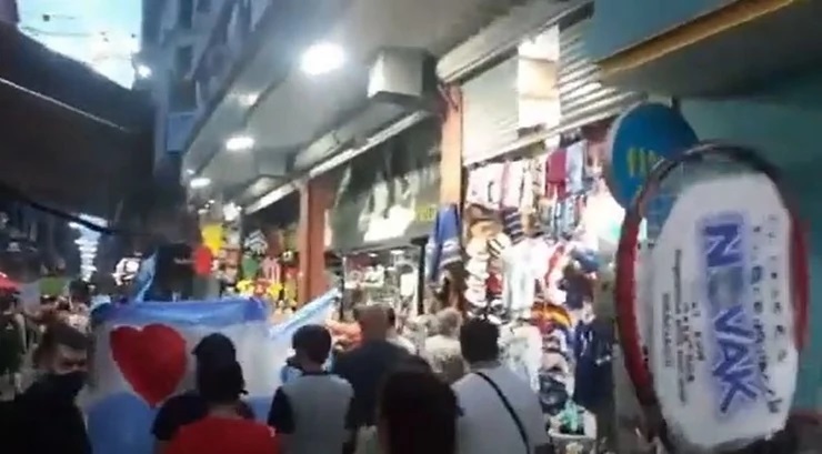 NESTVARNO Argentinci na protestima skandirali Đokoviću (VIDEO)