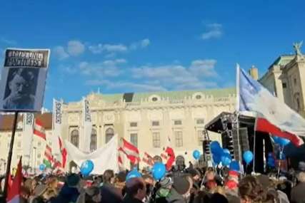 SKANDAL NA PROTESTU Demonstranti protiv korona mjera u Beču istakli i Hitlerovu sliku (VIDEO)