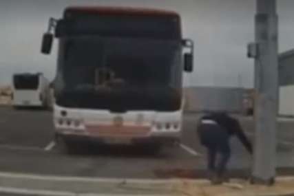 GLEDAO SMRT U OČI Autobus zamalo usmrtio radnika, za dlaku izbjegao najgore (VIDEO)