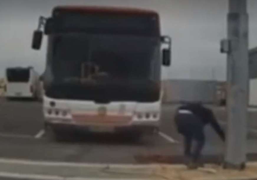 GLEDAO SMRT U OČI Autobus zamalo usmrtio radnika, za dlaku izbjegao najgore (VIDEO)