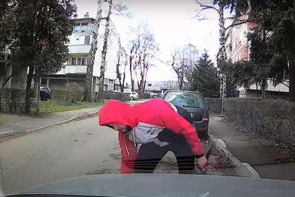 ŠOKANTAN VIDEO IZ SARAJEVA Muškarac krade dijelove automobila usred bijela dana (VIDEO)