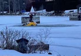 SPASIOCI U ŠOKU Propala kroz led, pa stala na automobil da napravi selfi (VIDEO)
