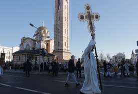 Bogojavljenska litija krenula ka Vrbasu: Veliki broj građana se okupio nakon liturgije (FOTO)