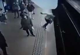 UŽAS NA BRISELSKOM METROU Mladić namjerno gurnuo ženu na prugu, voz se zaustavio u posljednjem trenutku (VIDEO)
