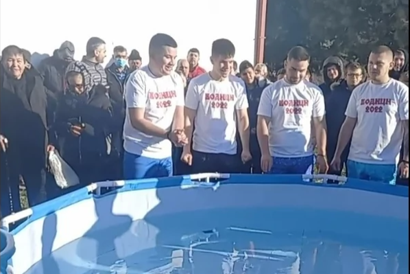 DA ČOVJEK NE POVJERUJE Bugari plivali za krst u plastičnom bazenu (VIDEO)