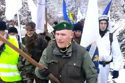 ZASTAVE I POVICI “ALAHU EKBER” U Bužimu uznemirujući defile uniformisanih Bošnjaka (VIDEO)