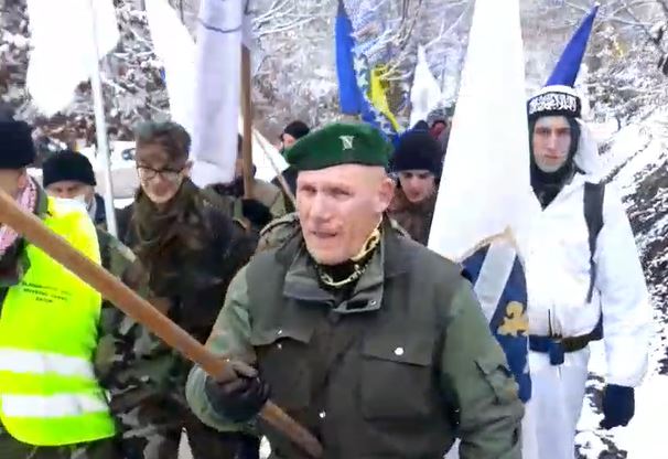 ZASTAVE I POVICI “ALAHU EKBER” U Bužimu uznemirujući defile uniformisanih Bošnjaka (VIDEO)