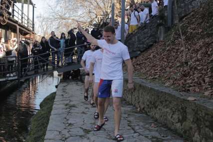 STANIVUKOVIĆU SE OSTVARILA ŽELJA Tri puta se prijavljivao za plivanje za Časni krst, danas bio među 33 hrabra Banjalučana (FOTO,VIDEO)