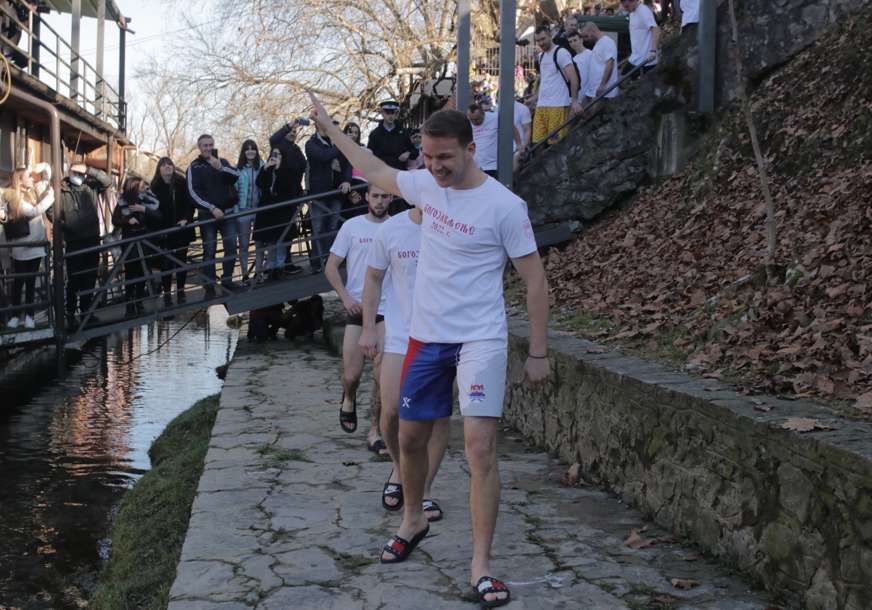Stanivuković podijelio utiske sa plivanja za Časni krst: „Gledao sam u nebo i zaželio želju za svoj narod“ (VIDEO)