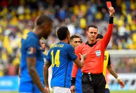 Ludilo na meču Ekvador - Brazil: Sudija pokazao četiri crvena kartona, pa dva poništio! Dosudio dva penala za domaće, pa promijenio odluke (FOTO, VIDEO)