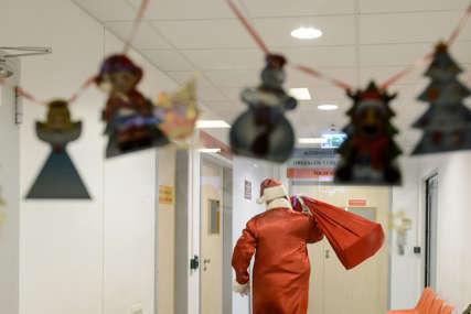 "Dokazao da odrasli moraju bolje da brinu o djeci" Prijedorska bolnica jedina u Srpskoj nije ostala imuna na želju Djeda Mraza da male pacijente OBRADUJE ZA PRAZNIKE (FOTO)