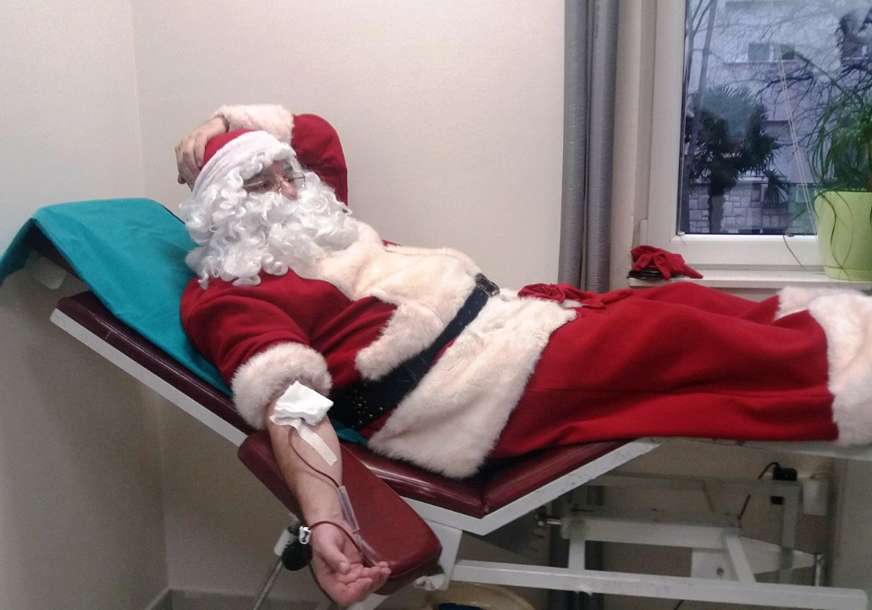 TRADICIJA VEĆ OSMU GODINU Djed Mraz prvi davalac krvi u Trebinju