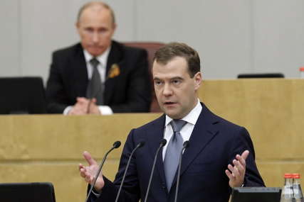 Medvedev tvrdi da su po strani geopolitički pritisci na Rusiju “Ukrajina postala igračka u rukama Amerike i NATO”
