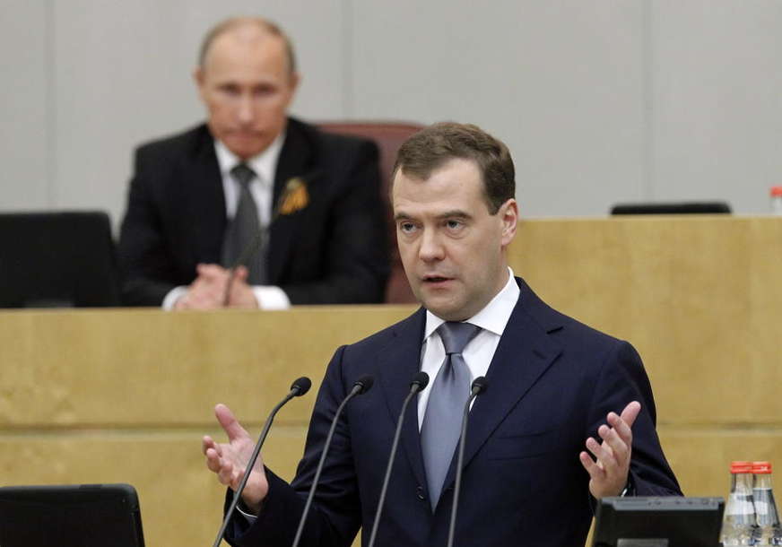 Medvedev tvrdi da su po strani geopolitički pritisci na Rusiju “Ukrajina postala igračka u rukama Amerike i NATO”