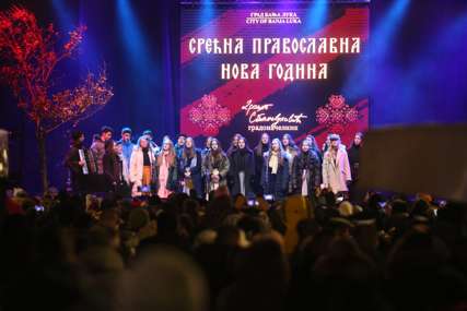 Ne smeta im hladnoća: Okupljeni na otvorenom uz muziku dočekali pravoslavnu Novu godinu (FOTO, VIDEO)