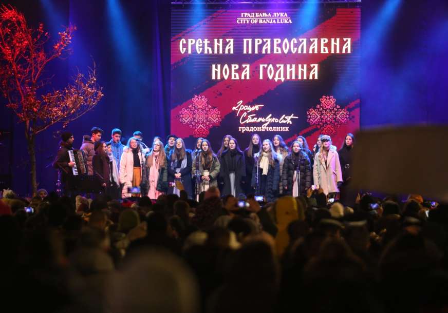 Ne smeta im hladnoća: Okupljeni na otvorenom uživaju uz muziku i čekaju pravoslavnu Novu godinu (FOTO, VIDEO)