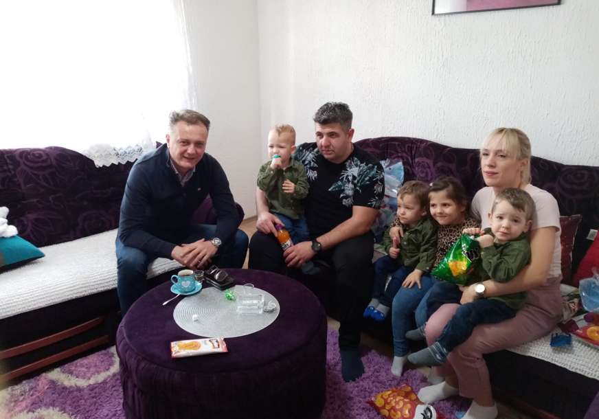 Podrška za porodicu sa četvoro djece: Dražen Vrhovac preuzima troškove vrtića za Stojniće (FOTO)