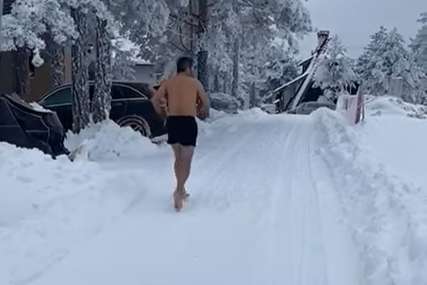 PRIZOR DA SE SMRZNEŠ Džogirao bosonog u šortsu po snijegu i velikom minusu (VIDEO)
