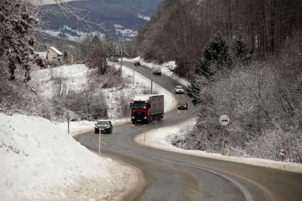 Vozači budite oprezni: Raskvašen snijeg na dionicama u planinskim predjelima