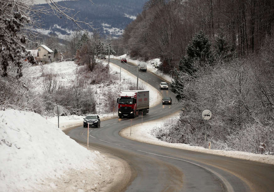 VOZAČI, OPREZ Na većini puteva saobraćaj usporen zbog snijega i poledice