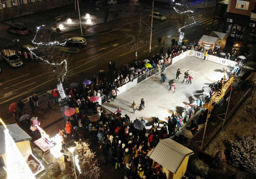 DJECA ODUŠEVLJENA KLIZALIŠTEM Mališani po prvi put mogu klizati u svom gradu (FOTO)