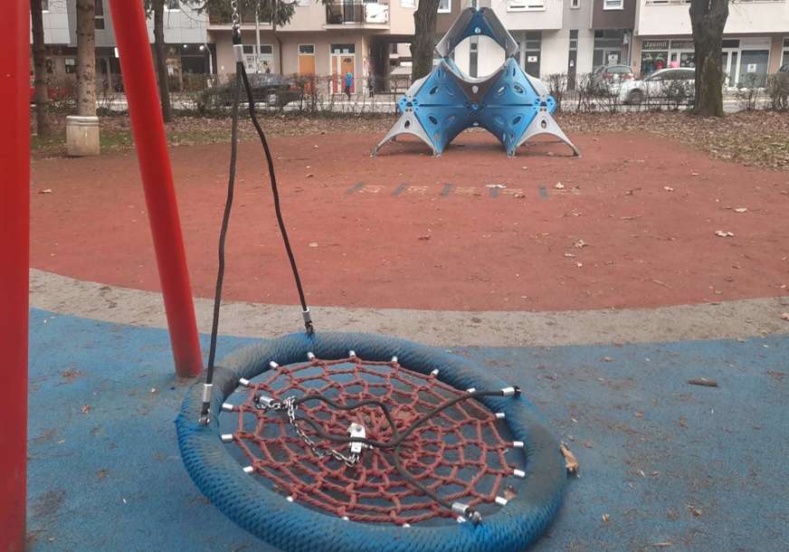 Pokidana sprava na dječjem igralištu u Novoj varoši: Mještani ogorčeni vandalizmom (FOTO)