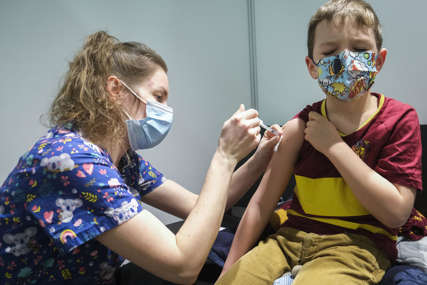 RODITELJI STRAHUJU OD OMIKRONA Fajzer traži od vlade SAD vakcinaciju mlađih od pet godina