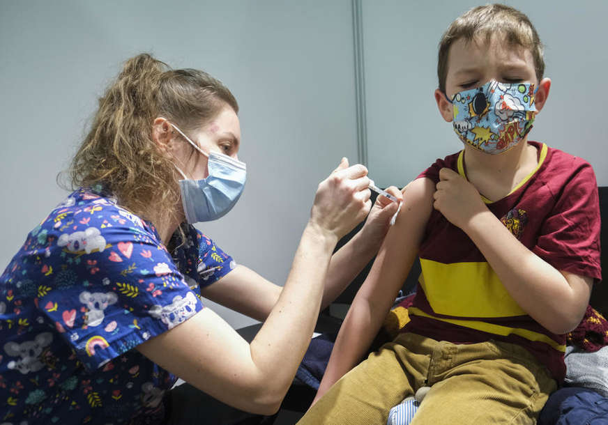 RODITELJI STRAHUJU OD OMIKRONA Fajzer traži od vlade SAD vakcinaciju mlađih od pet godina