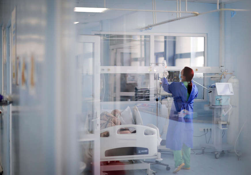 NOVA ISTRAŽIVANJA NAUČNIKA Kod omikrona rizik od hospitalizacije za trećinu manji nego kod delte
