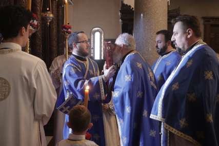 Vjernici na liturgiji u hramu Hrista Spasitelja: U podne kreće Bogojavljenska litija (FOTO)