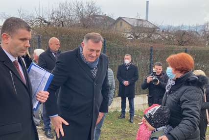Dodik posjetio naselje Česma: Uputio apel Gradu Banjaluka da što prije riješe imovinska pitanja kako bi počela izgradnja mosta (FOTO)
