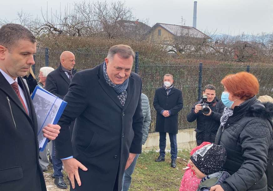 Dodik posjetio naselje Česma: Uputio apel Gradu Banjaluka da što prije riješe imovinska pitanja kako bi počela izgradnja mosta (FOTO)