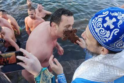 "Ovo je moje prvo plivanje za Časni krst" U Trebišnjici na Bogojavljenje zaplivao i gradonačelnik Mirko Ćurić