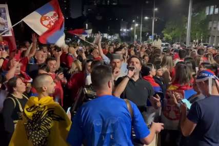 KASNO U NOĆ Navijači i dalje pjevaju ispred hotela u kojem je Đoković (VIDEO)