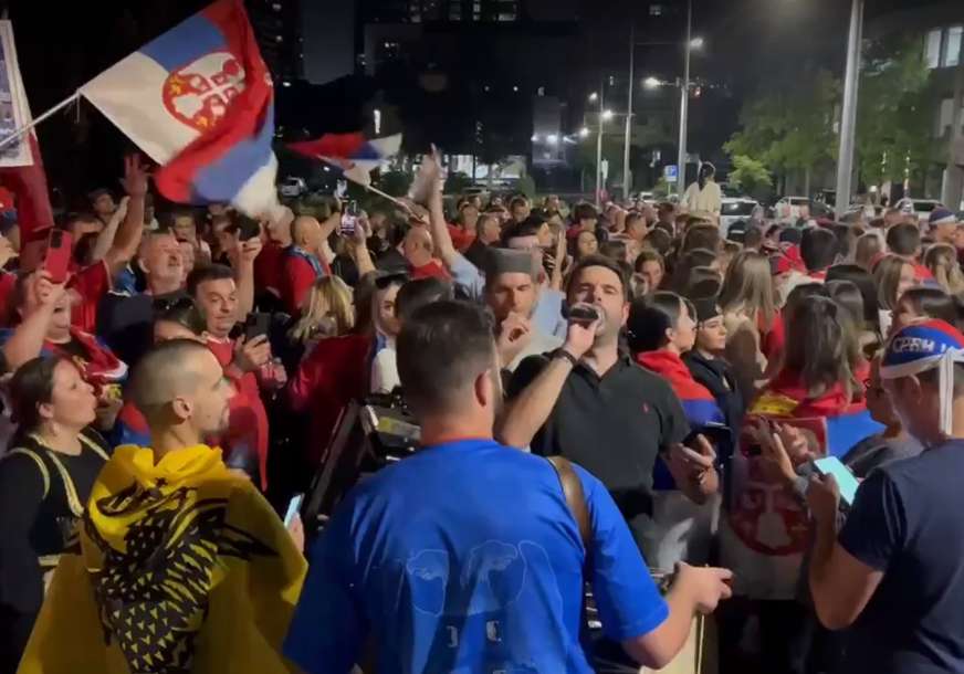 KASNO U NOĆ Navijači i dalje pjevaju ispred hotela u kojem je Đoković (VIDEO)