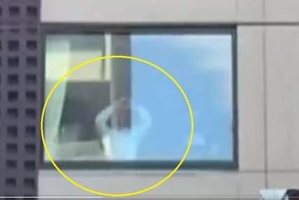 PRVI SNIMAK ĐOKOVIĆA Nole šalje poljupce okupljenim ljudima ispred hotela (VIDEO)