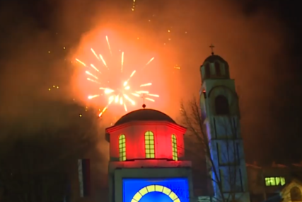 Novi Grad proslavio rođendan Srpske: Nebo iznad hrama u ponoć osvijetlio vatromet (VIDEO)