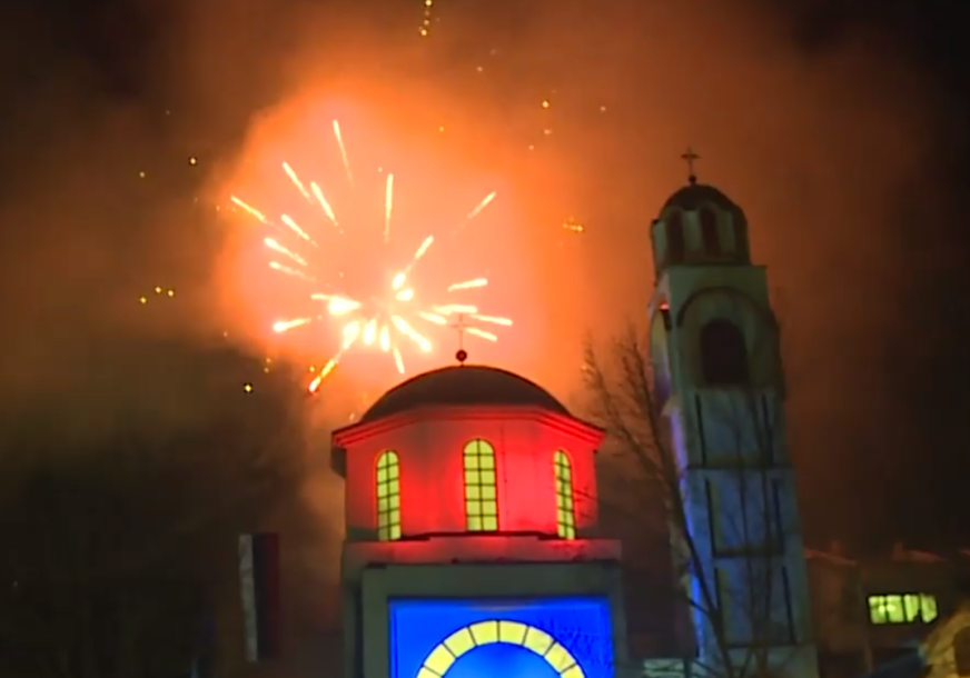 Novi Grad proslavio rođendan Srpske: Nebo iznad hrama u ponoć osvijetlio vatromet (VIDEO)