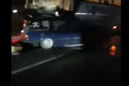 TRAGEDIJA KOD OLOVA Muškarac stradao u stravičnoj nesreći, automobil smrskan nakon sudara s autobusom (VIDEO, FOTO)