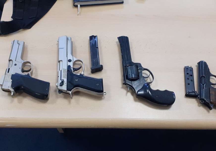 Iz policijske stanice ukrao i prodao 19 pištolja: Podnesena optužnica protiv policajca Aleksandra Tošića iz Sokoca