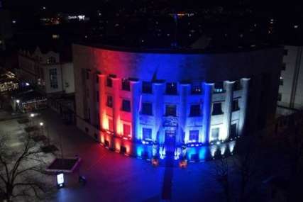 „NAJLJEPŠA TROBOJKA“ Palata Republike Srpske večeras u bojama zastave srpske (FOTO)