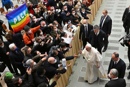 Papa Franjo uputio snažnu poruku roditeljima “Ne osuđivati gej djecu, već ih treba podržati”
