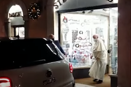 Papa Franju slučajno snimile kamere: Ovu muziku voli slušati u slobodno vrijeme (VIDEO)