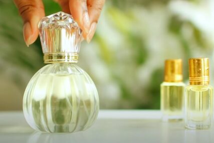 Tajno mjesto za nanošenje parfema: Ovaj trik znaju žene koje uvijek lijepo mirišu
