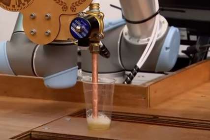 To nije scenario za naučno fantastični film: Robot pravi pivo uz pomoć vještačke inteligencije (VIDEO)