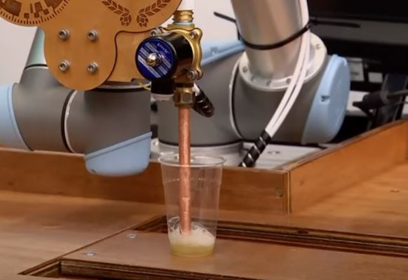 To nije scenario za naučno fantastični film: Robot pravi pivo uz pomoć vještačke inteligencije (VIDEO)