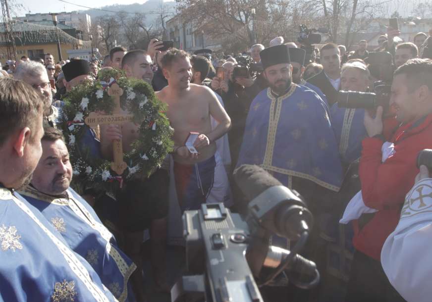 Zaplivali u hladnom Vrbasu: Do Časnog krsta prvi stigao Tomislav Batar, među plivačima i gradonačelnik Stanivuković (FOTO, VIDEO)