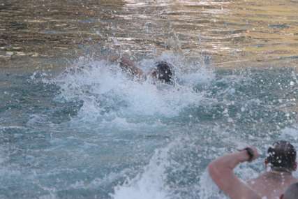 DIRLJIVO Otac sinu predao pobjedu u plivanju za Časni krst