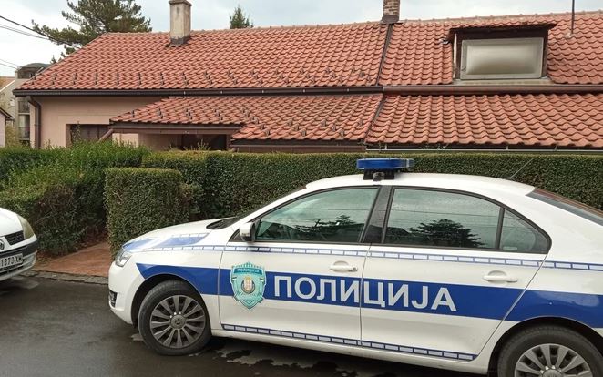 Pijan čekićem demolirao kuću: Muškarac prijetio roditeljima ubistvom, oni iskočili kroz prozor